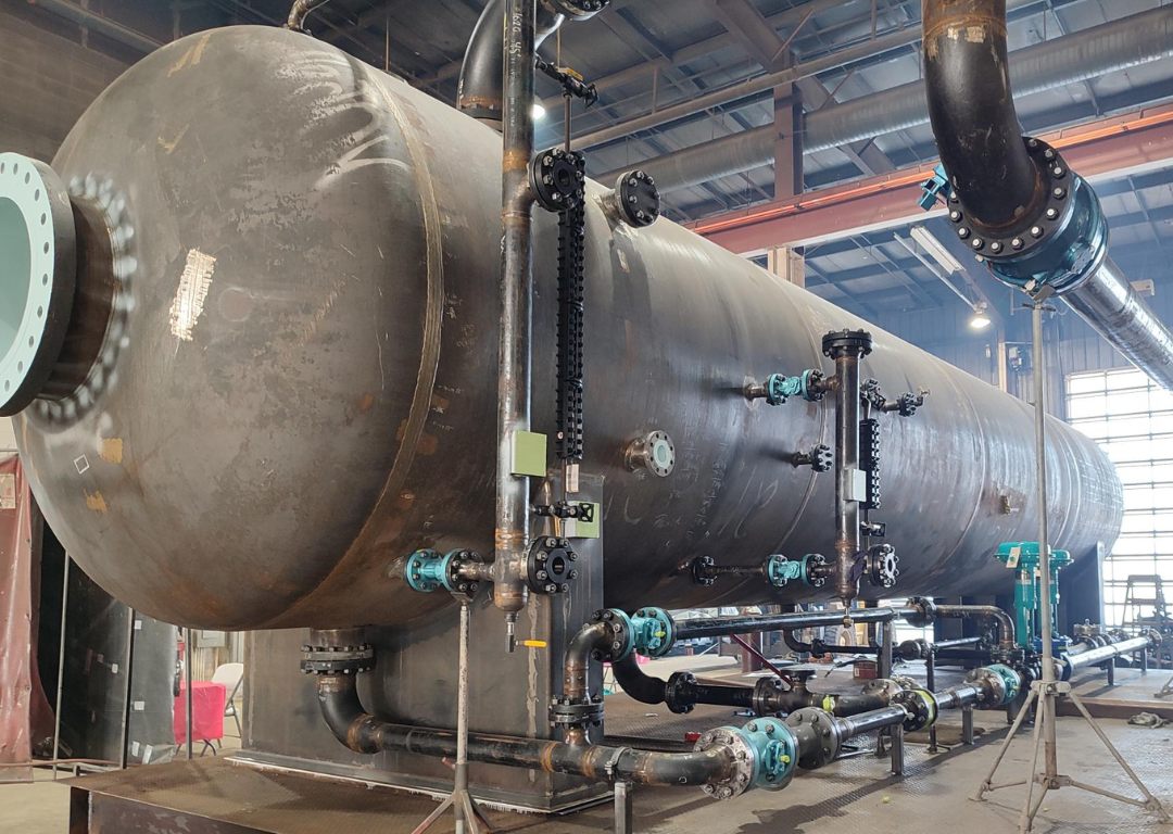Horizontal vessel on piping skid